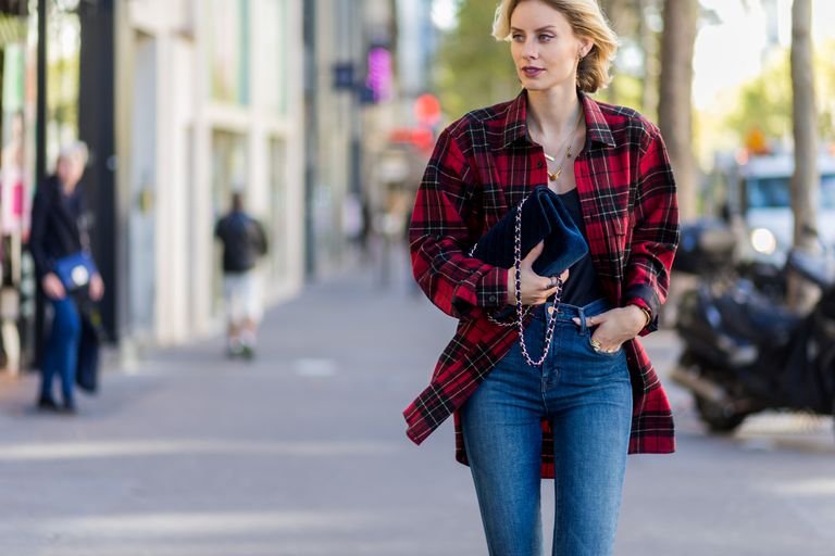 सड़क style woman in jeans and plaid shirt